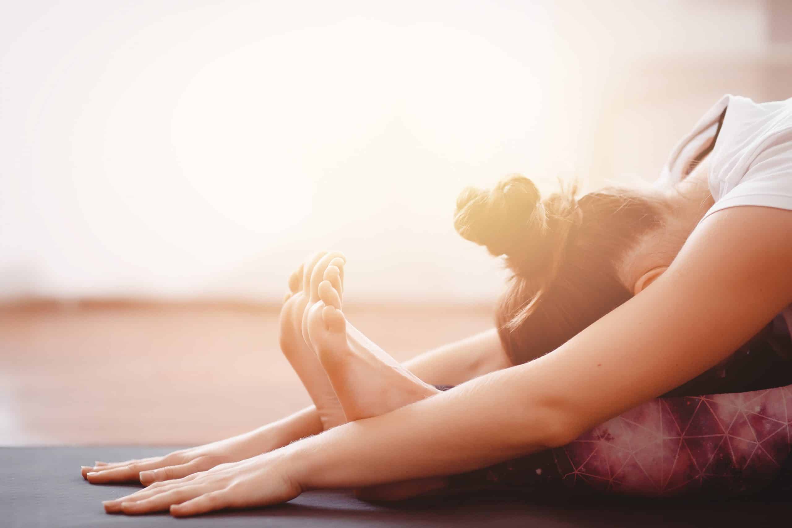 Detailaufnahme Frau auf Yogamatte in entspannter Haltung