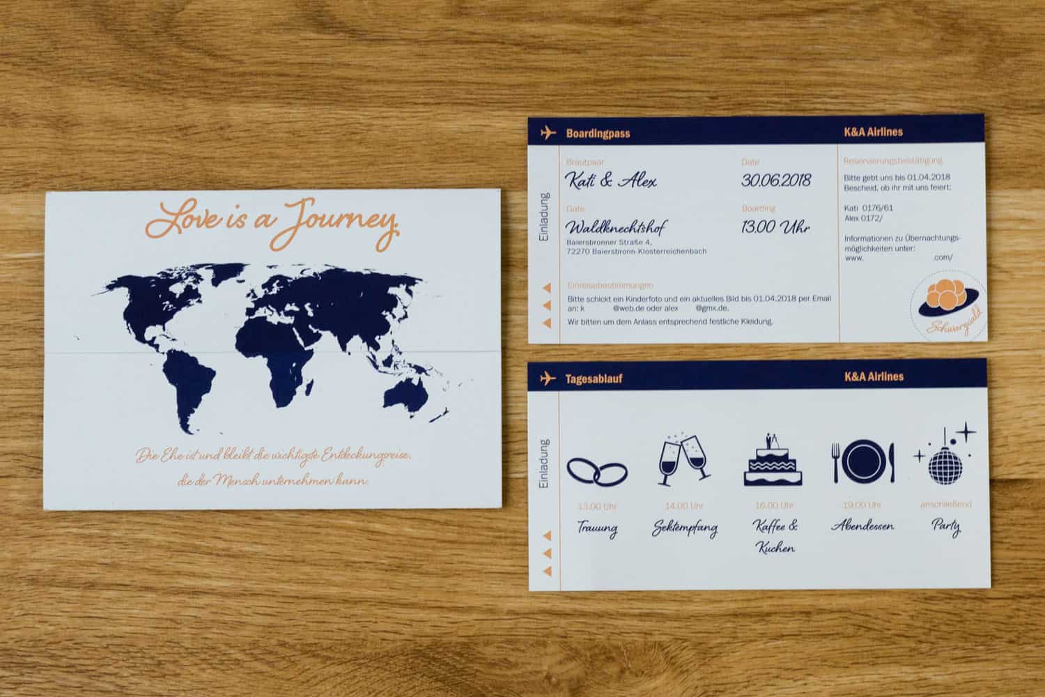 Hochzeitseinladung Thema "Love is a Journey" im Ticketdesign Dunkelblau und Apricot
