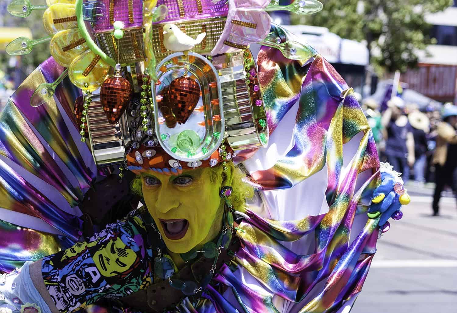 Teilnehmer in buntem Kostüm auf der San Francisco Pride Parade 2014