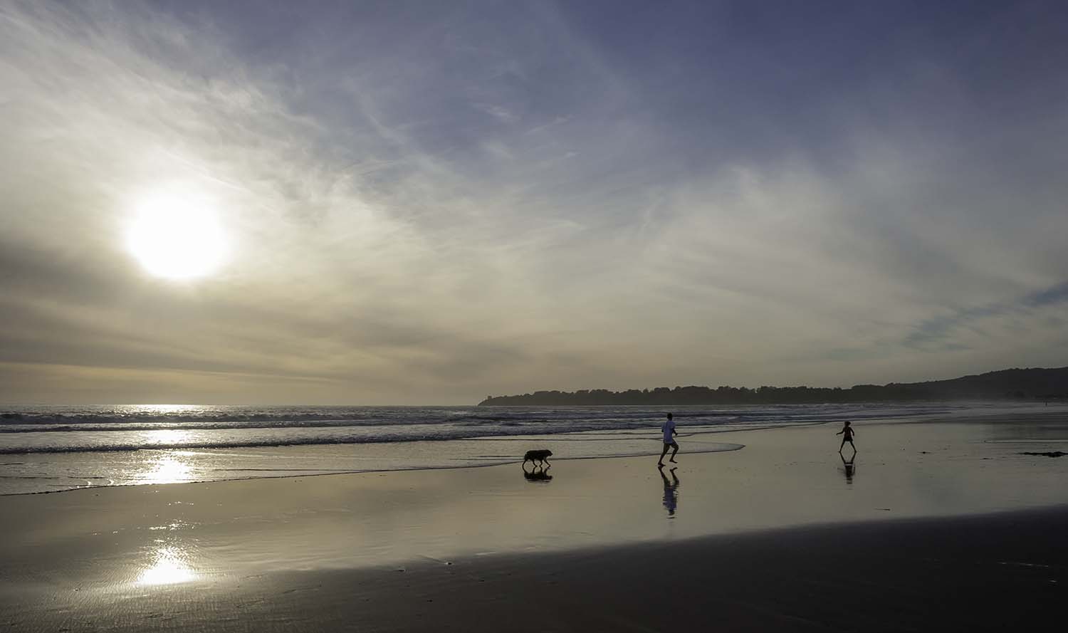 Strand Aufnahme Stinson Beach Sonnenuntergang mit zwei spielenden Kindern und Hund im Gegenlicht